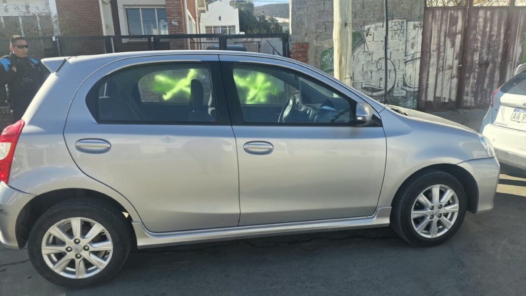 Auto Toyota Etios pintado con aerosol verde en el centro de Comodoro Rivadavia