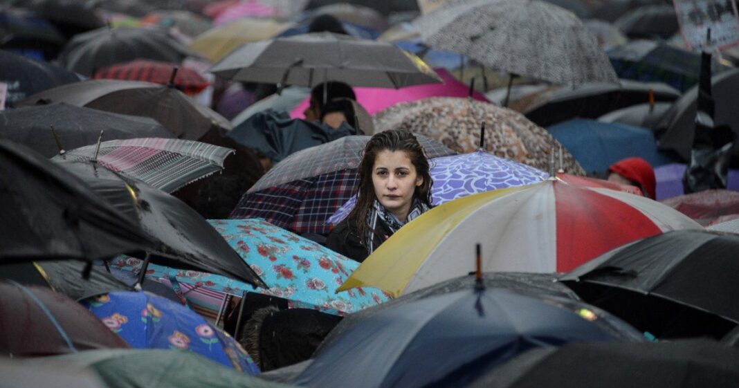 Portada del libro Miradas que revelan con fotografías de estudiantes de la UBA