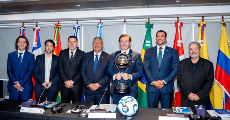 Logo de la Conmebol en la sede del organismo en Paraguay