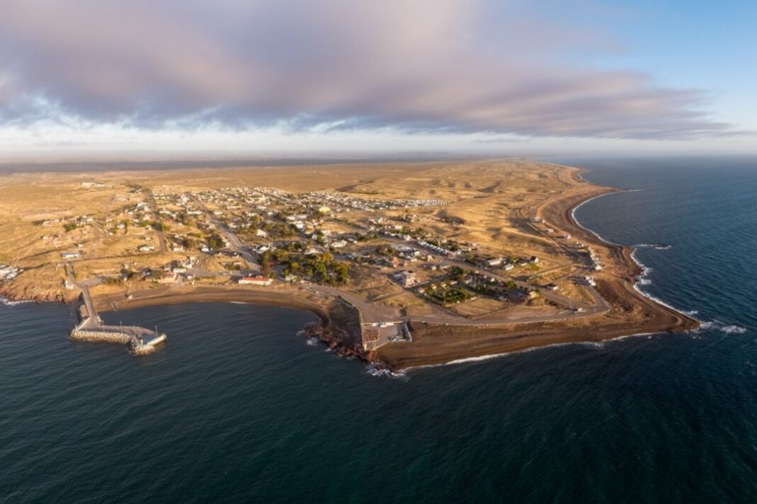 Vista de la costa de Camarones, Chubut, donde se ubica el ecoalojamiento que busca voluntarios