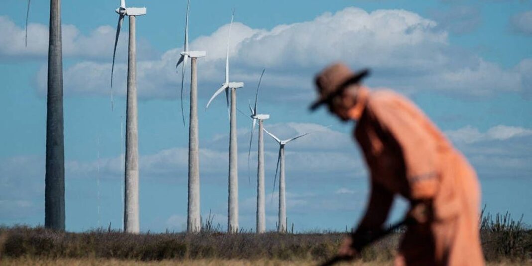 Mapa de África y Brasil con iconos de energía renovable