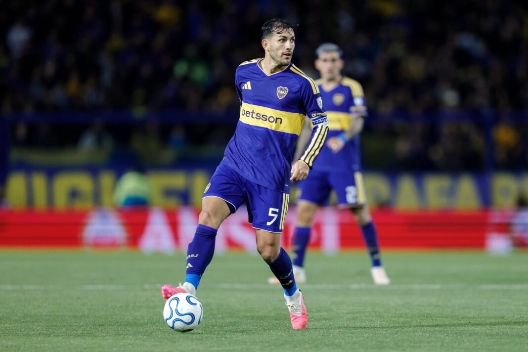 Jugadores de Boca y Racing disputando un partido de fútbol