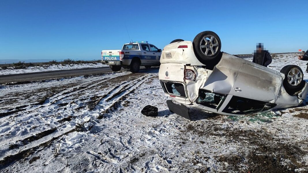 Volkswagen Fox volcado sobre la banquina en la Ruta Nacional N°3