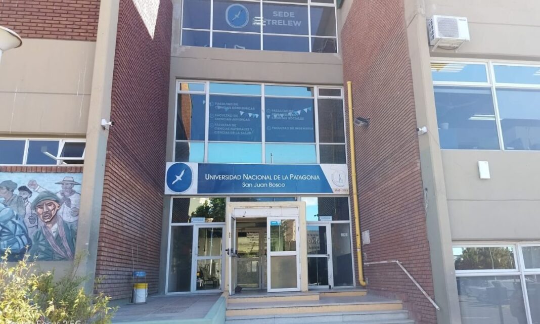 Fachada de la Universidad Nacional de la Patagonia San Juan Bosco, sede Trelew