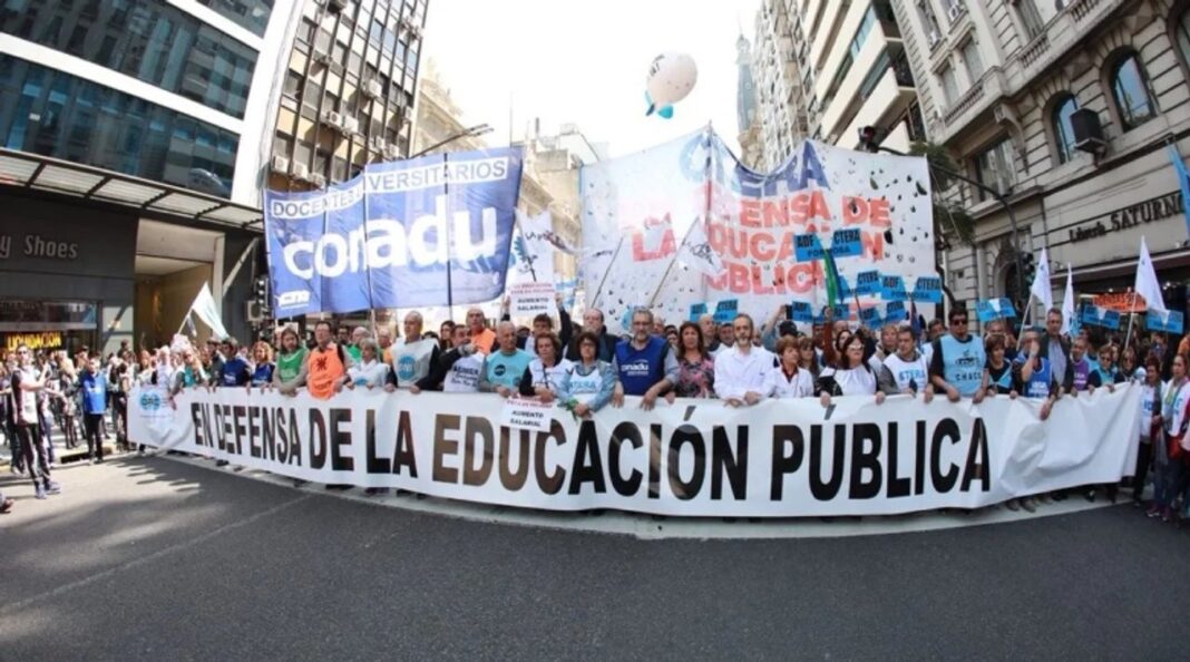 Docentes universitarios reunidos en asamblea