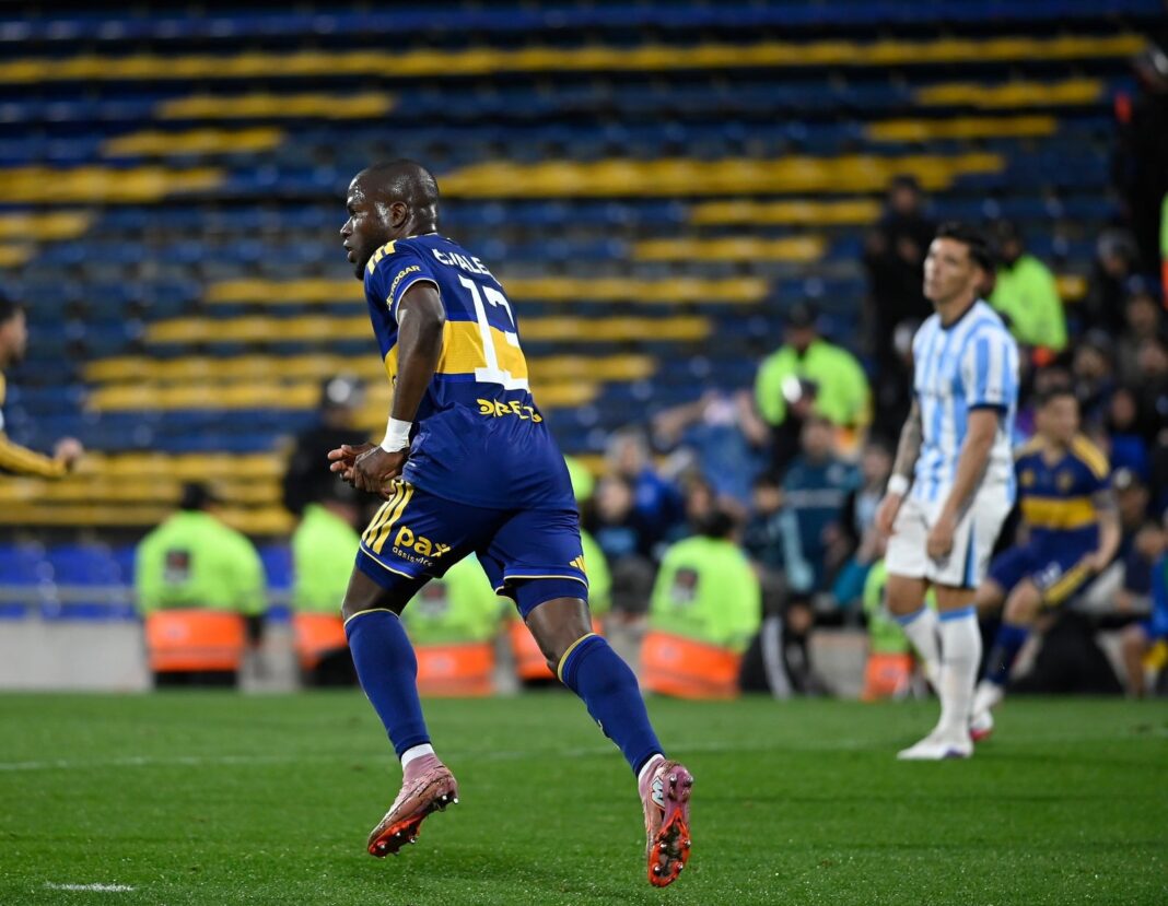 Enner Valencia celebrando uno de sus tres goles en el partido entre Boca Juniors y Racing Club por la Copa Argentina