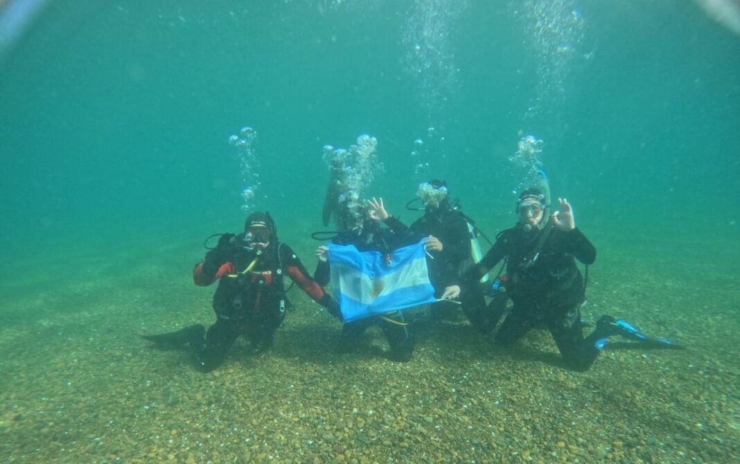 Buzo explorando el lecho marino en Camarones, Chubut