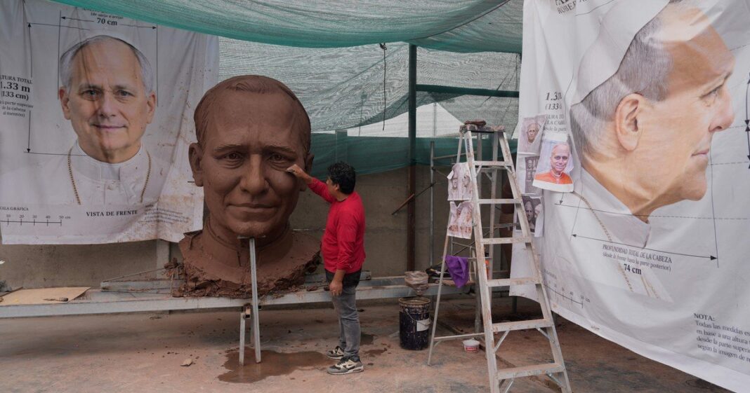 Escultura de arcilla de la cabeza del papa León XIV en un taller de Lima