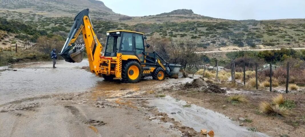 Personal vial trabajando en la calzada de una ruta provincial de Neuquén tras las lluvias