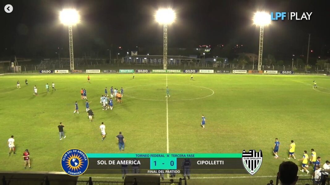 Jugadores de Cipolletti y Sol de América durante el partido de ida de cuartos de final del Federal A en Formosa