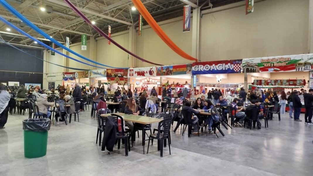 Stands de la Feria de Colectividades Extranjeras en Comodoro Rivadavia