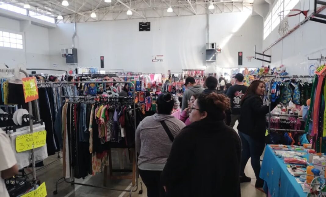 Feria en Comodoro Rivadavia con puestos de venta