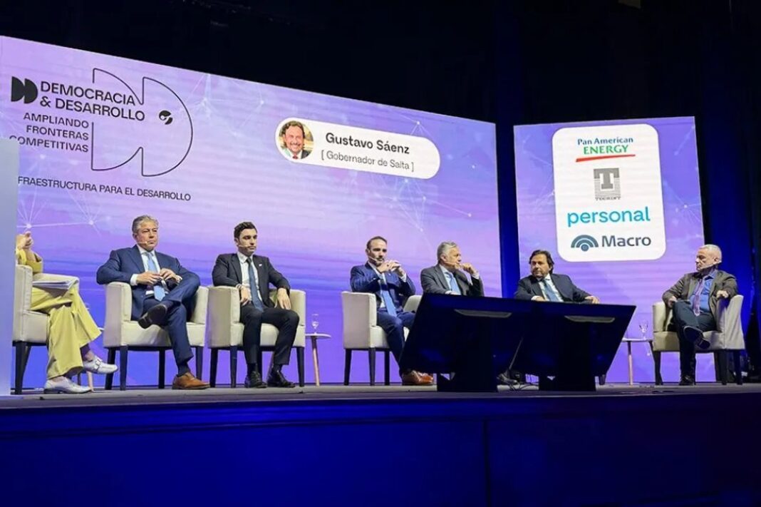 Rolando Figueroa durante su exposición en Buenos Aires sobre regalías petroleras