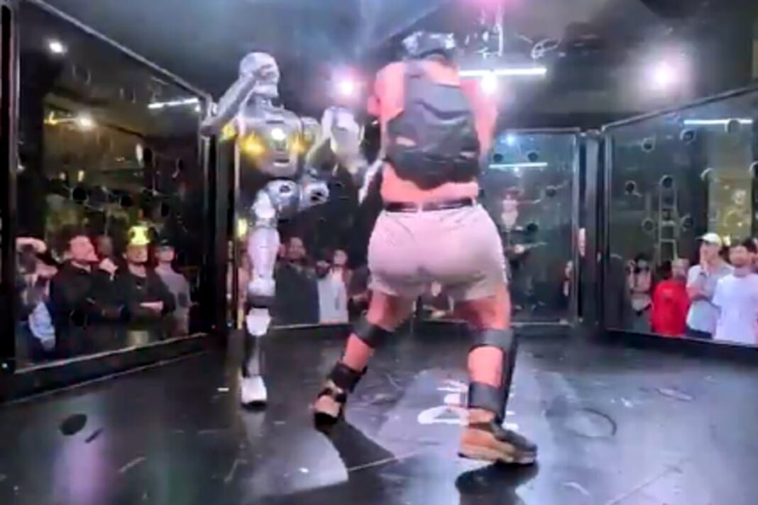 Frankie LaPenna durante la pelea de MMA contra un robot humanoide en San Francisco