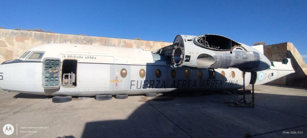 Fokker F-27 de la Fuerza Aérea Argentina almacenado en la IX Brigada Aérea de Comodoro Rivadavia