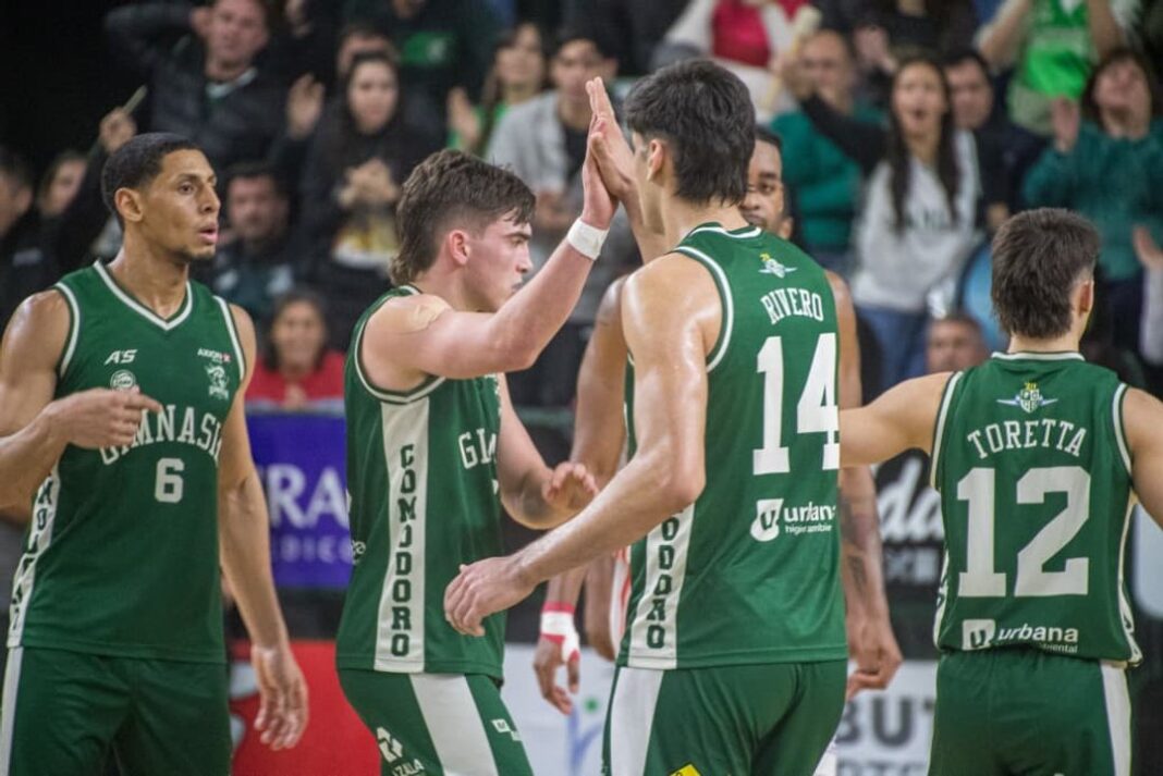 Jugadores de Gimnasia y Esgrima de Comodoro Rivadavia en un partido de la Liga Nacional de Básquetbol