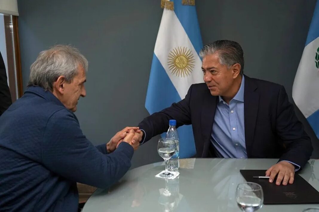 Gobernador Rolando Figueroa durante la firma del convenio para la Tecnicatura Superior en Deporte Social en Neuquén
