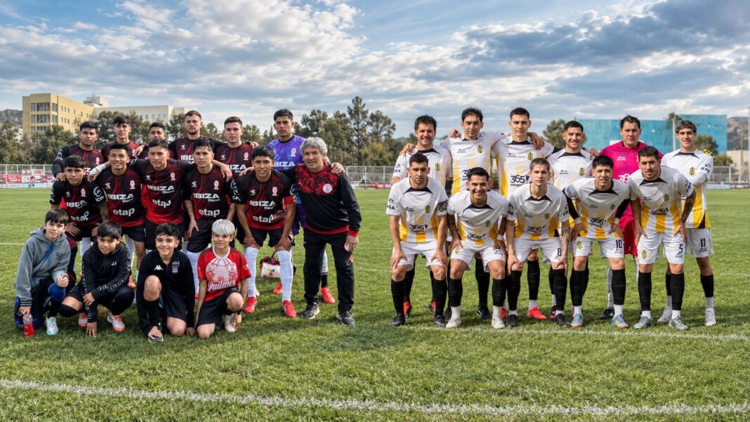 Jugadores de Huracán y Rada Tilly disputando el balón durante el partido en el Estadio Municipal de Km 3