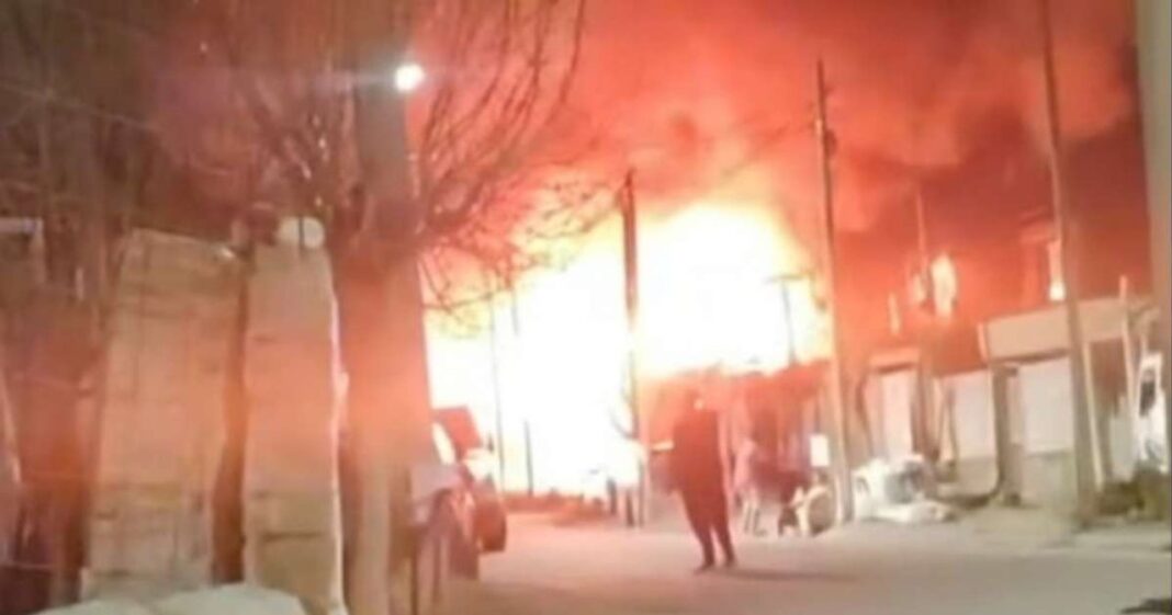 Casa destruida por un incendio en el barrio San Lorenzo Norte de Neuquén