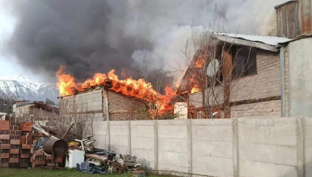 GALPÓN DE UNA VIVIENDA DE ESQUEL DONDE SE REGISTRÓ UN INCENDIO