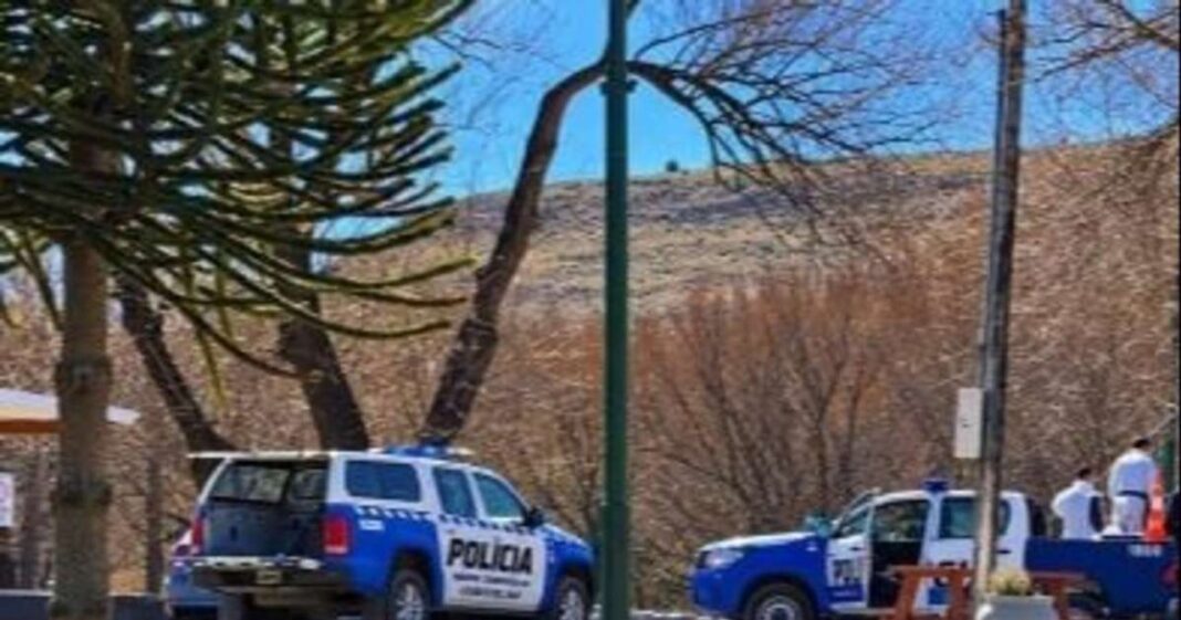 Operativo policial en la costanera de Junín de los Andes tras el hallazgo de una mujer sin vida