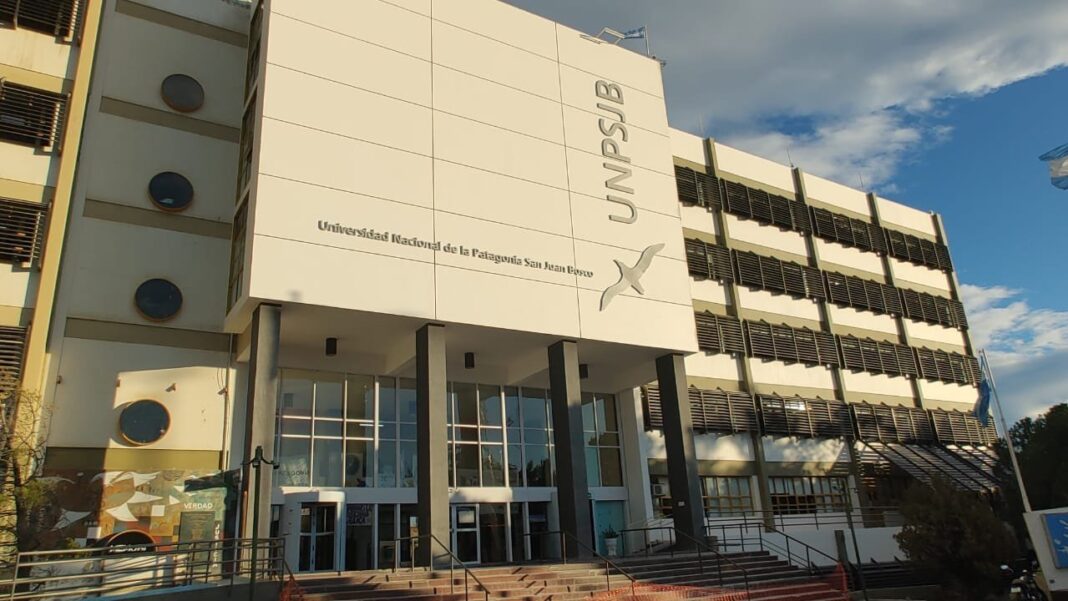 Fachada de la Universidad Nacional de la Patagonia San Juan Bosco en Comodoro Rivadavia