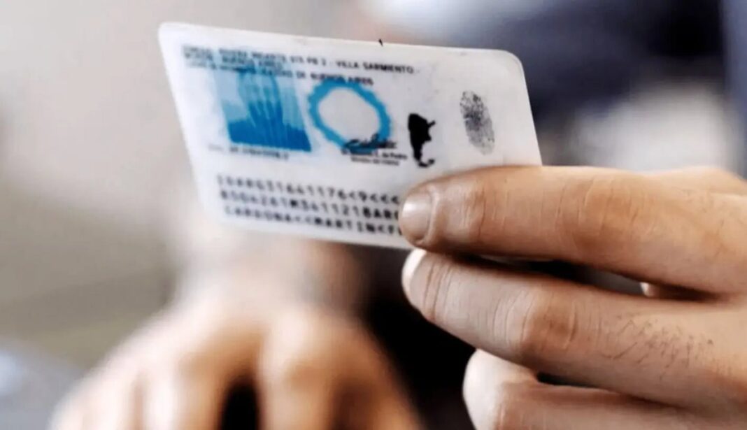 Documento de identidad sobre una mesa