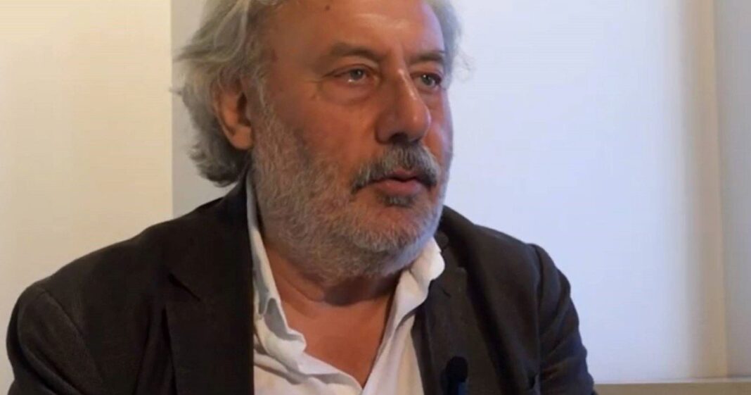Julio Llamazares en su casa de Madrid