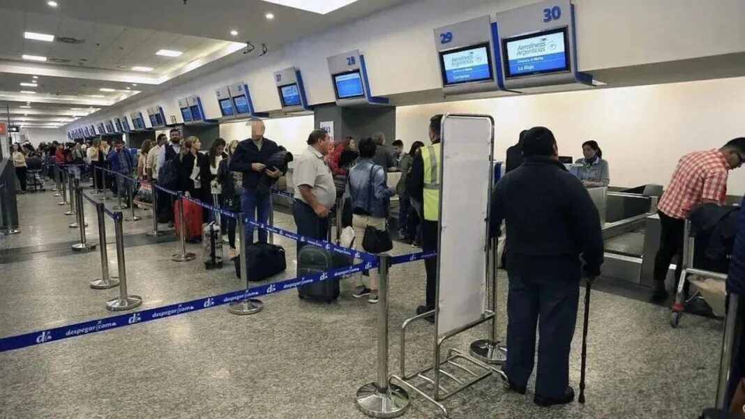 Avión de Aerolíneas Argentinas en pista