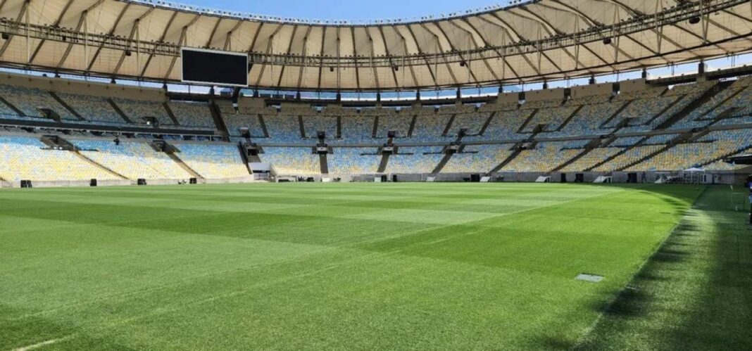 Estadio Maracaná vacío con cartel de partido suspendido