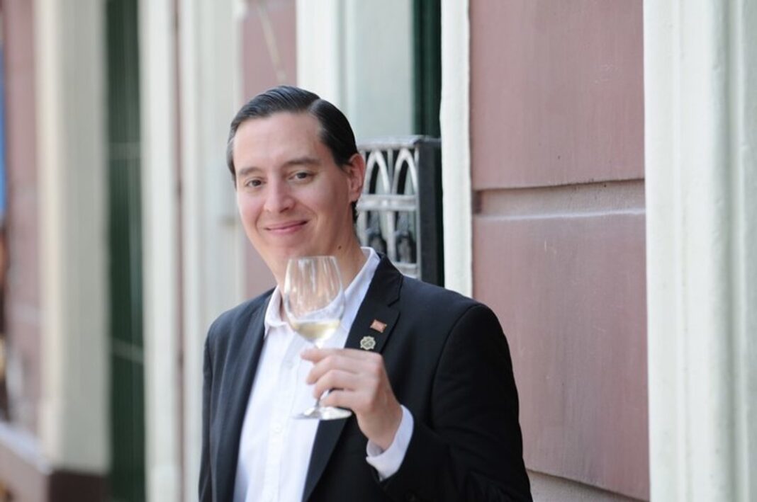 Martín Bruno, sommelier, en el evento Tierra, Mar y Vinos en Rada Tilly