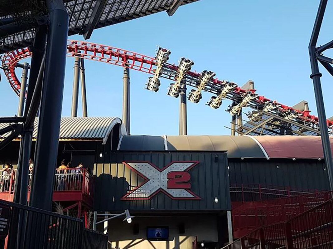 Montaña rusa X2 de Six Flags Magic Mountain con asientos giratorios y vías rojas