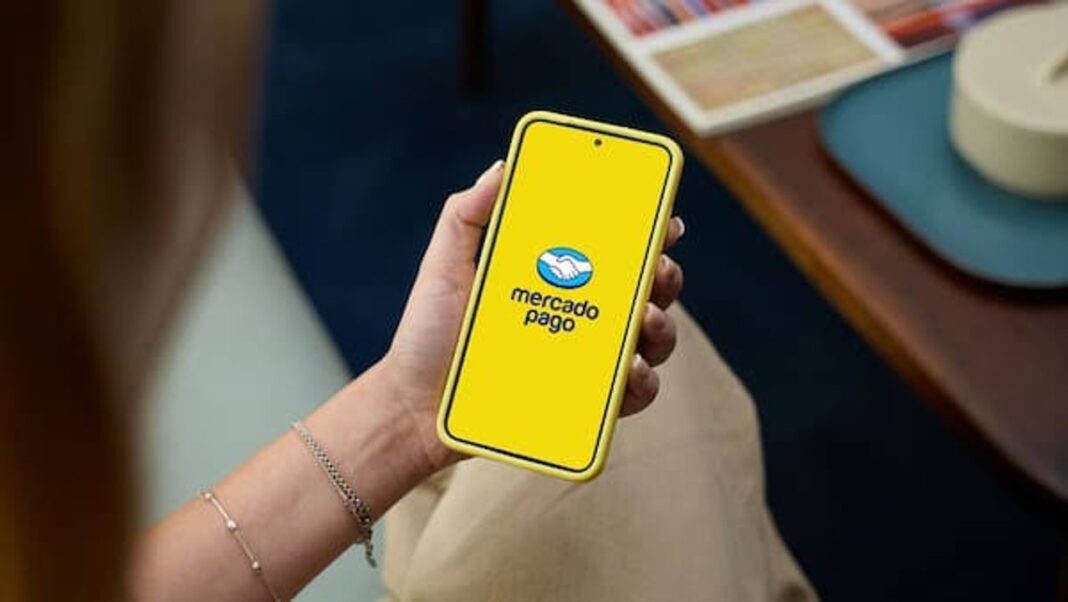 Persona usando el celular con la aplicación de Mercado Pago abierta