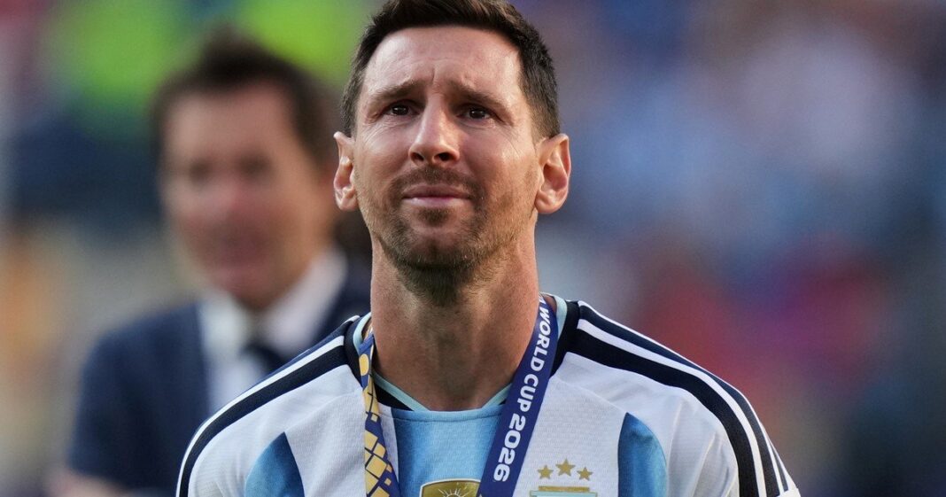 Lionel Messi escribiendo a mano una carta de despedida