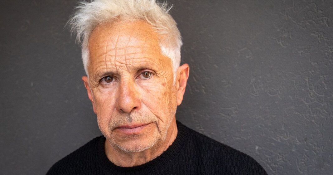 Micky Rodríguez, bajista fundador de Los Piojos, durante una entrevista