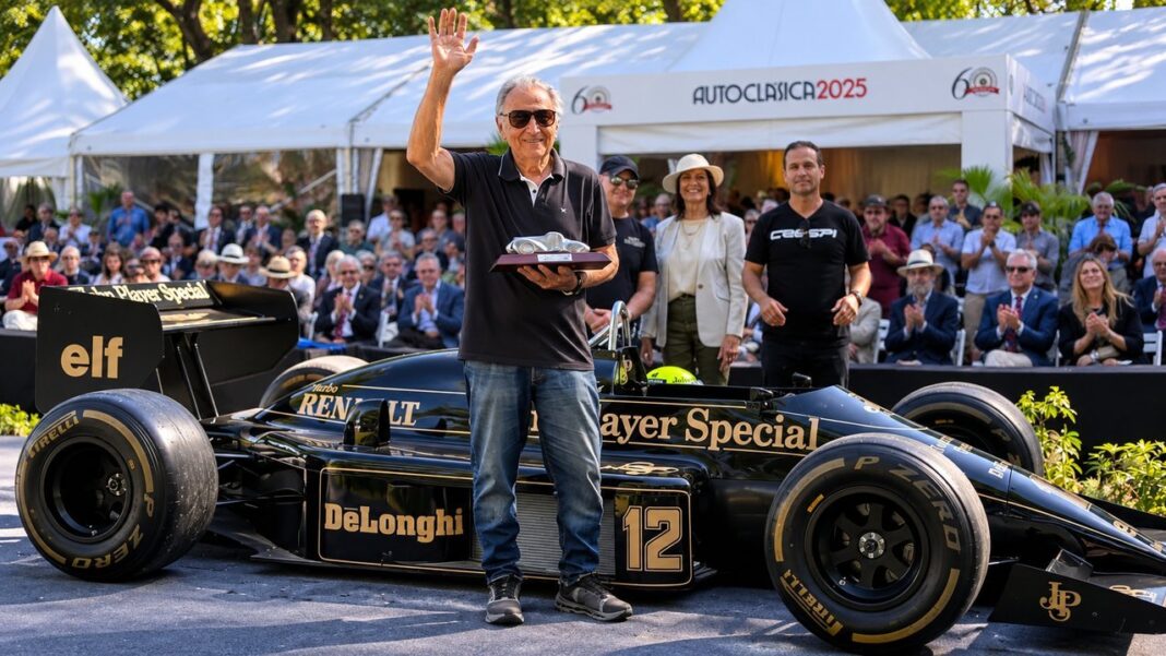Tulio Crespi junto a uno de sus autos de competición en su fábrica de Balcarce