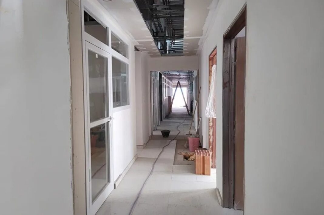 Fachada del Hospital Provincial Neuquén Dr. Eduardo Castro Rendón