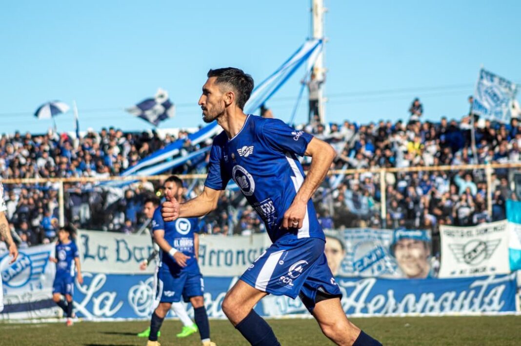 Jugadores de Jorge Newbery celebran un gol ante Huracán en La Madriguera