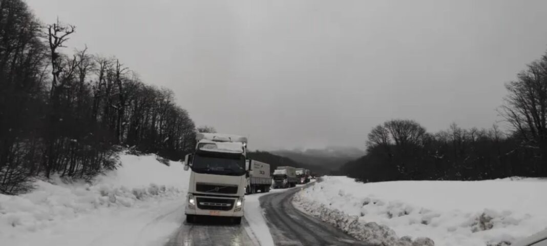 Ruta de montaña con nieve y hielo en Neuquén