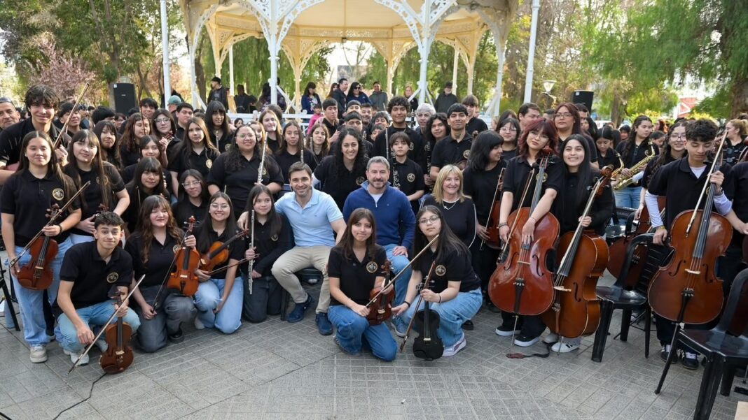 Músicos de la Orquesta Infanto Juvenil del barrio INTA de Trelew durante un ensayo