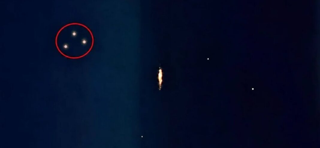 Avión ejecutivo en vuelo nocturno con luces no identificadas en el cielo