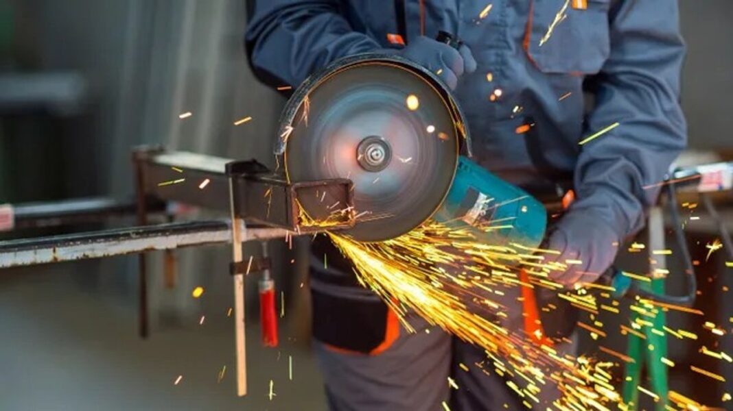 Gráfico con datos de producción industrial y construcción de julio según Indec