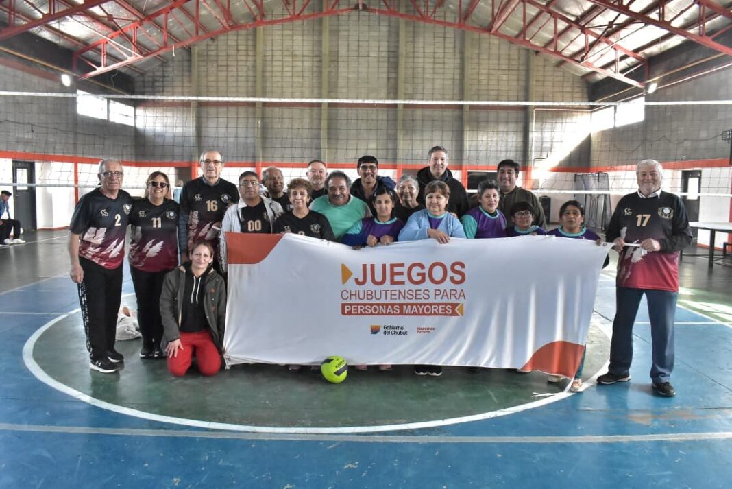 Participantes en los Juegos de Personas Mayores en Lagunita Salada