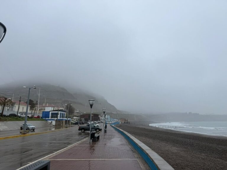 Cerro Chenque cubierto por la niebla en Comodoro Rivadavia