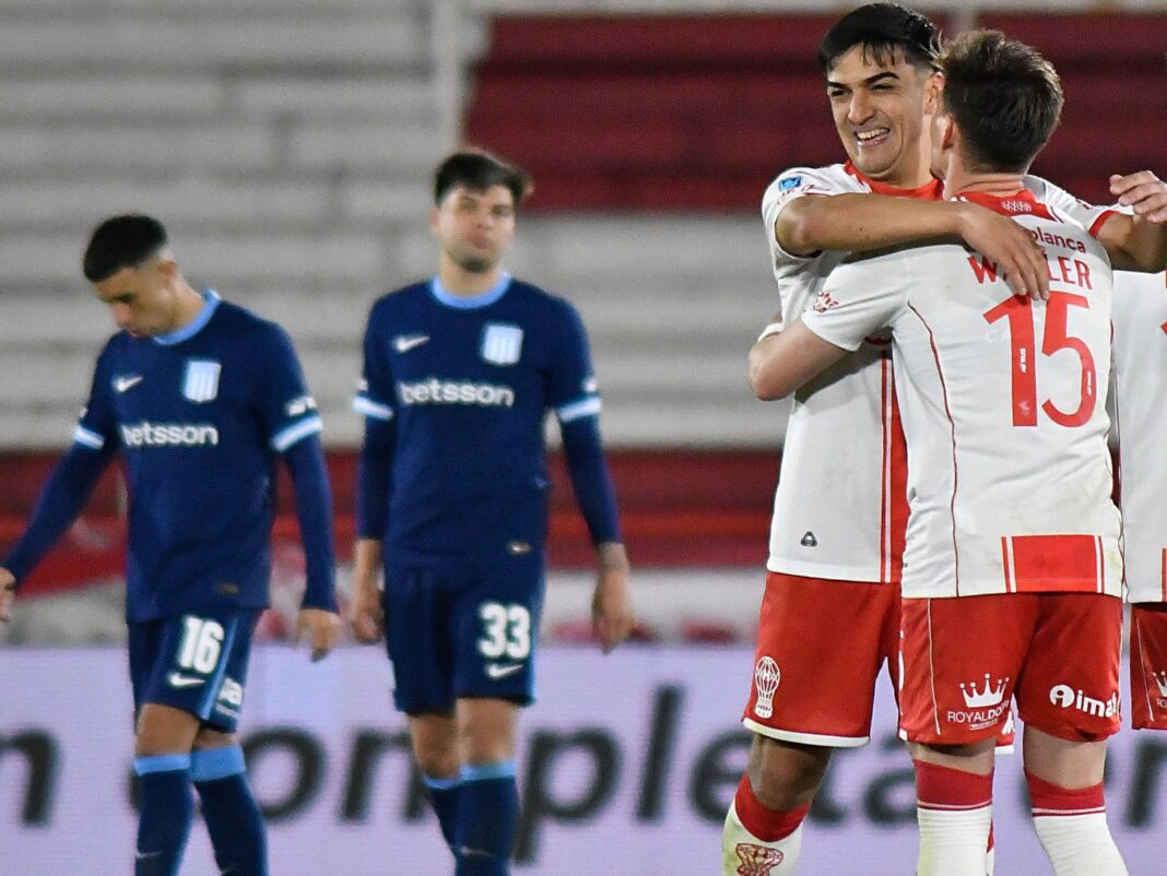 Jugadores de Racing durante el partido contra Huracán en el estadio Tomás Adolfo Ducó