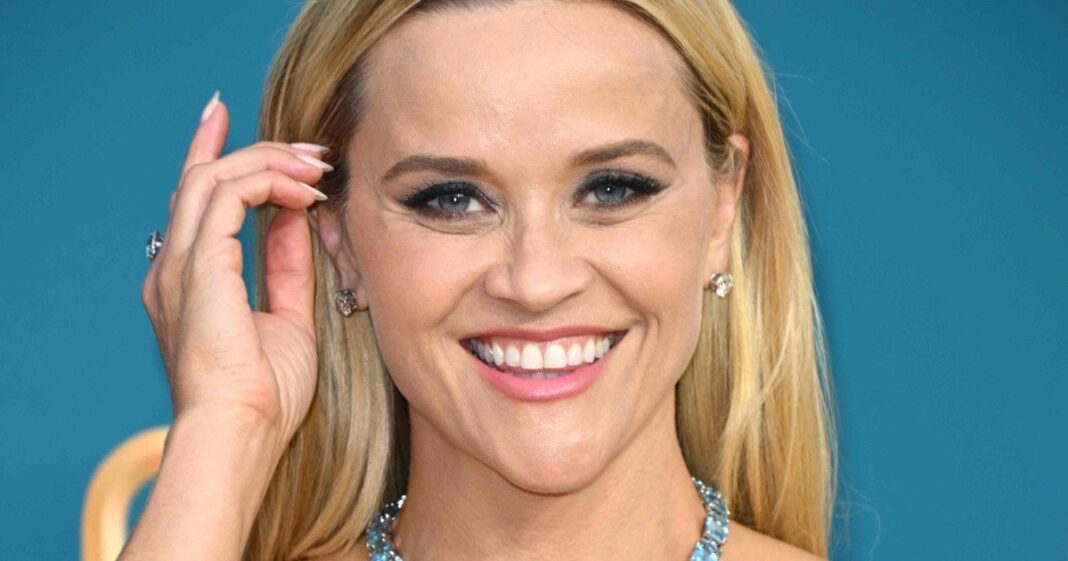 Reese Witherspoon sonriendo en un evento