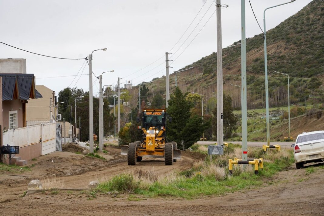 Maquinaria pesada realizando tareas de limpieza en banquinas y canales de Comodoro Rivadavia