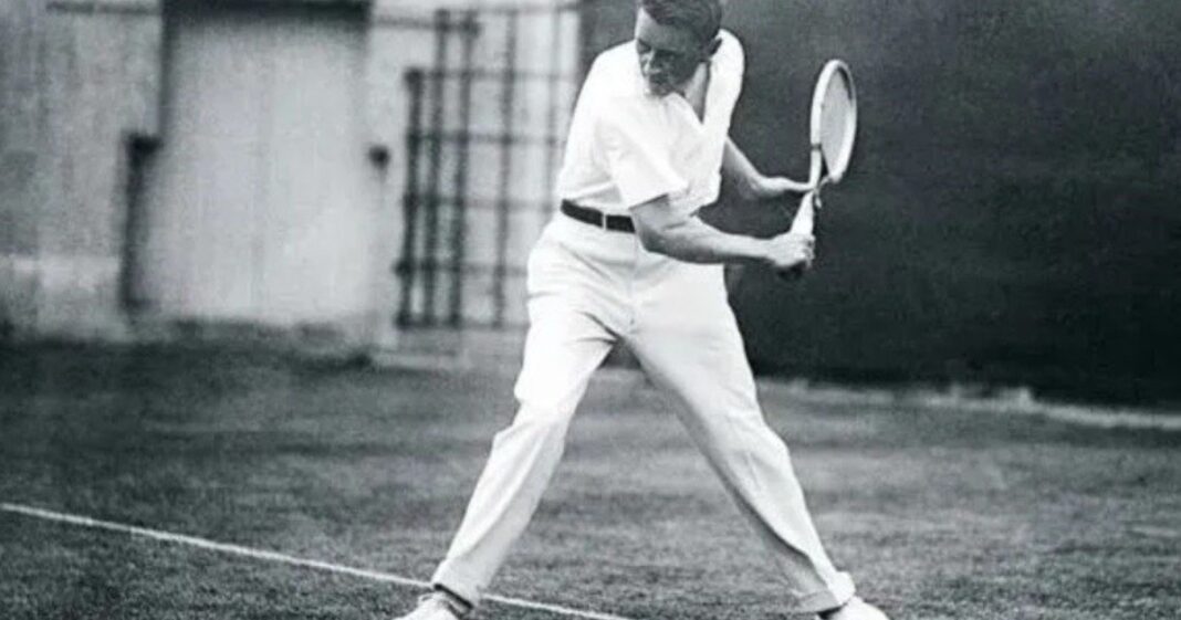 Richard Norris Williams en una cancha de tenis