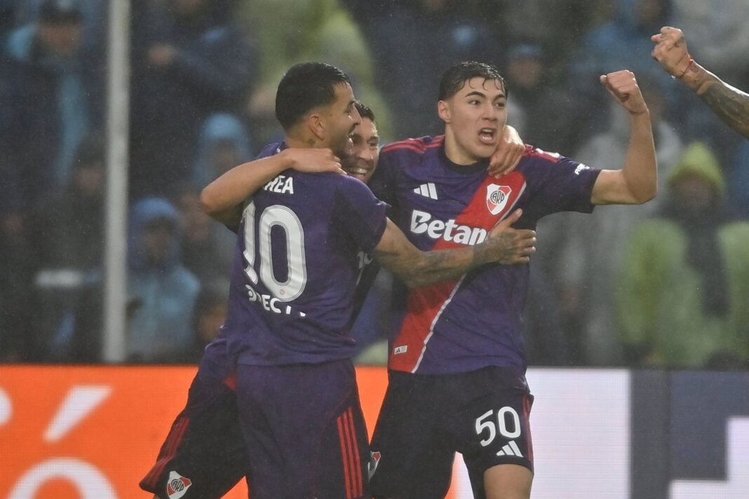 Jugadores de River celebrando un gol contra Atlético Tucumán