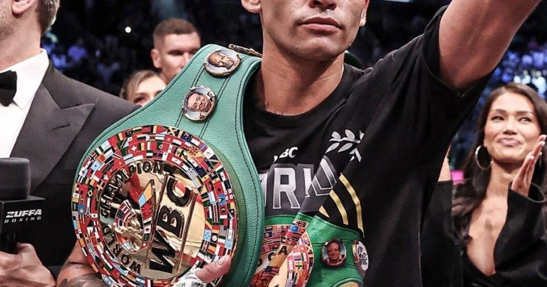 Ryan García levanta el brazo en señal de victoria tras noquear a Conor Benn en el T-Mobile Arena de Las Vegas